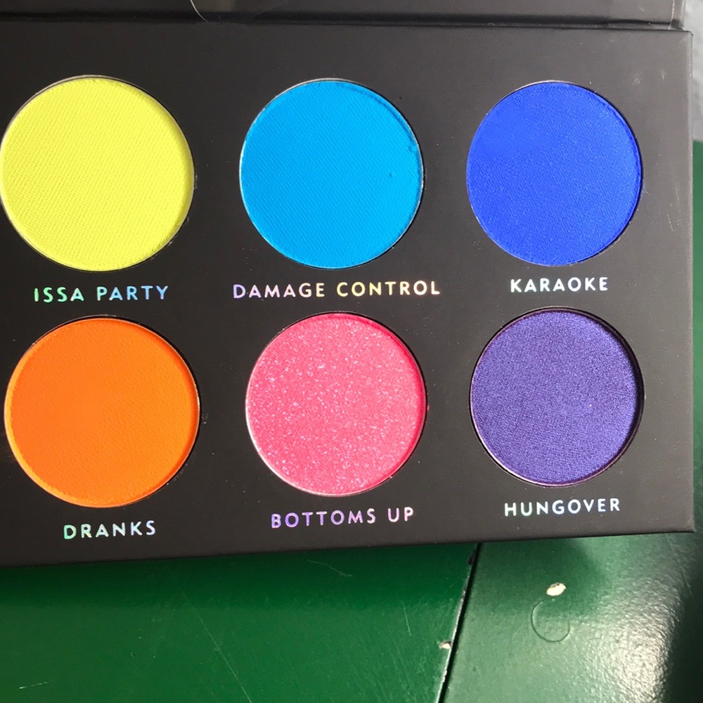 Eyeshadow - Picture 3 of 3